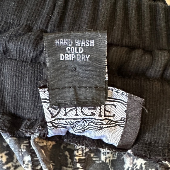 🌸Angie Black and White Patterned Capris - Picture 6 of 8